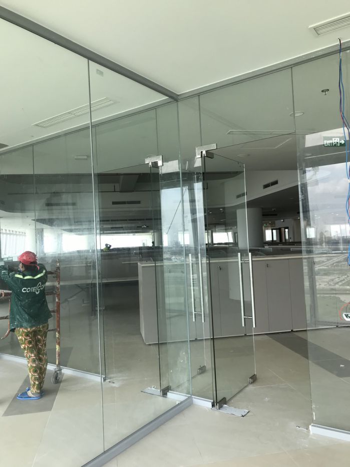 Vách kính cường lực có khung